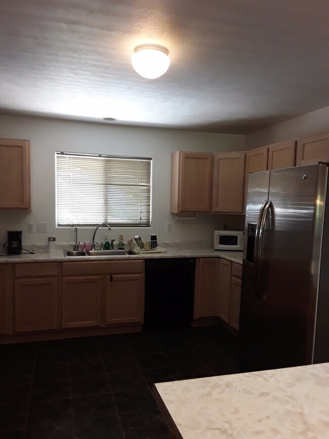 Building Photo - Spacious 3 bedroom 2 bath home in Kula-Ava...