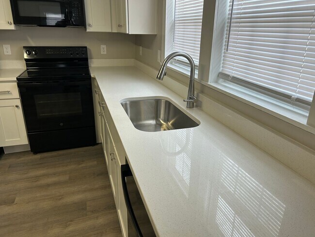 Building Photo - 4031 Sheraton St