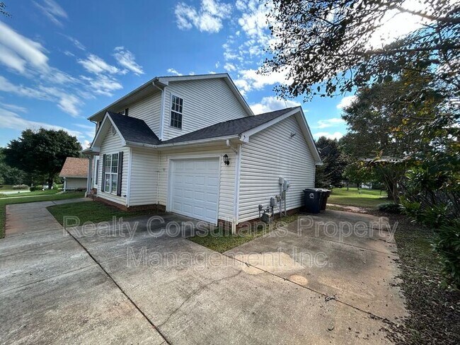 Building Photo - 600 Summerwalk Rd