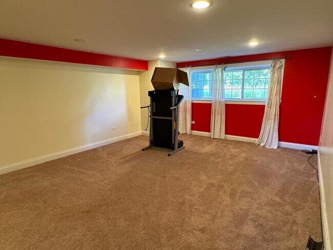 Building Photo - 2527 Oneida Ln