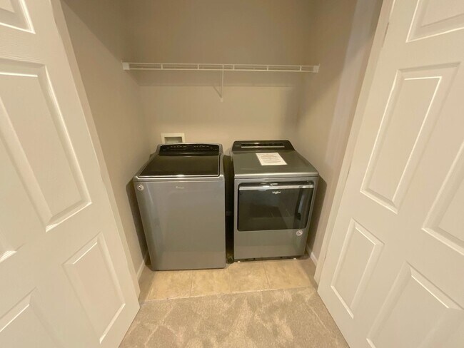 Building Photo - 2 Bedroom Townhome Available Near S Circle...