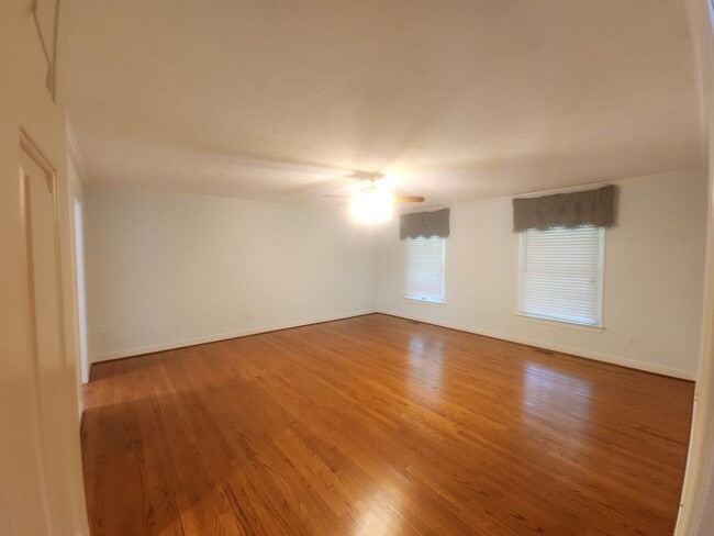 Building Photo - Incredible Spacious Home in Five Lakes!