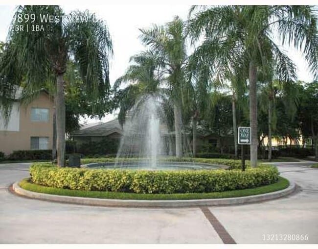 Building Photo - 9899 Westview Dr