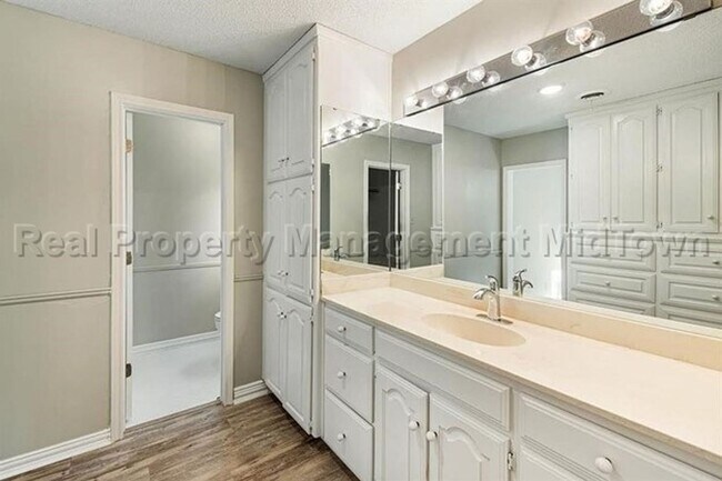 Building Photo - Charming home located in Ridglea North