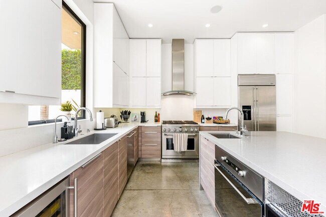 Building Photo - 454 N Sweetzer Ave