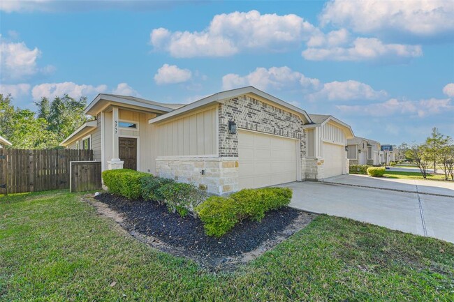 Building Photo - 9757 Grosbeak Ln