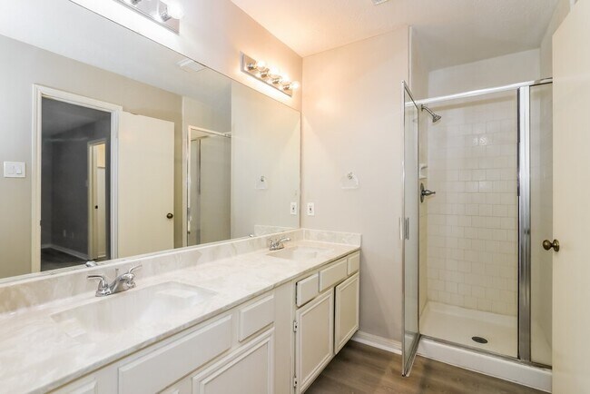 Building Photo - 4635 Linden Pl