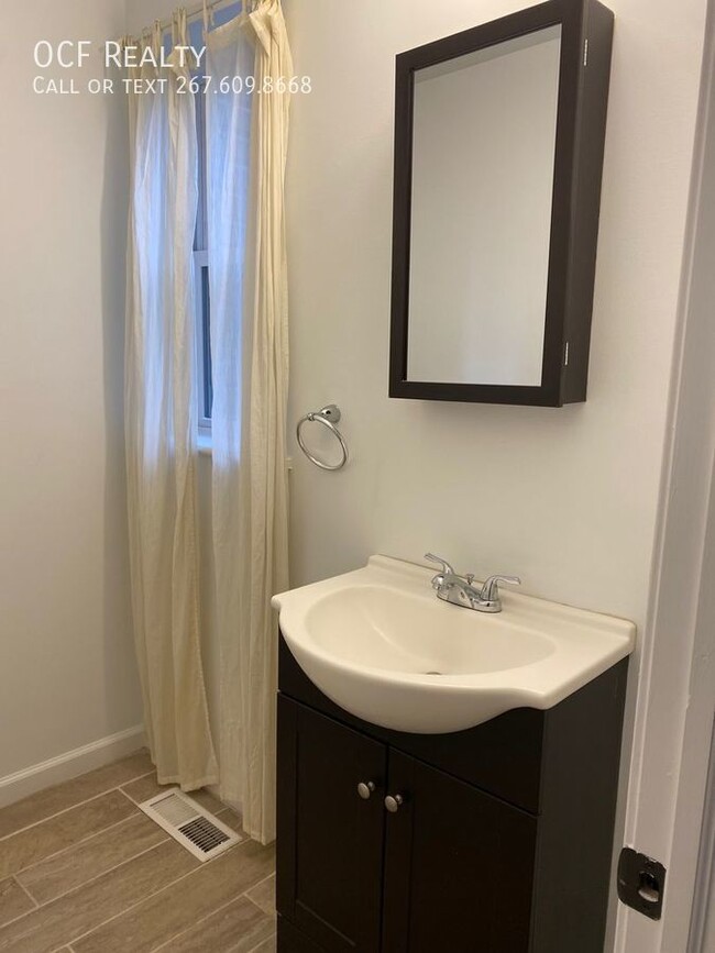 Building Photo - Large Renovated Point Breeze Rowhome