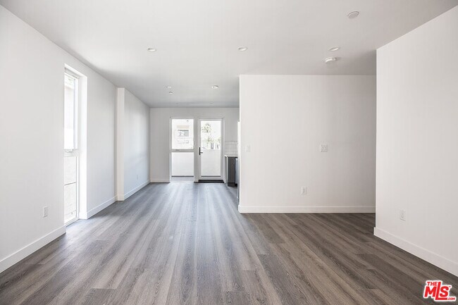 Building Photo - 1432-1432 W 9th St