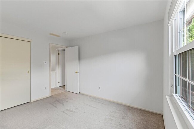 Building Photo - 100 Greensward Ln