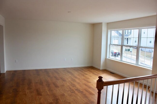 Building Photo - This bright & cheery luxury townhouse