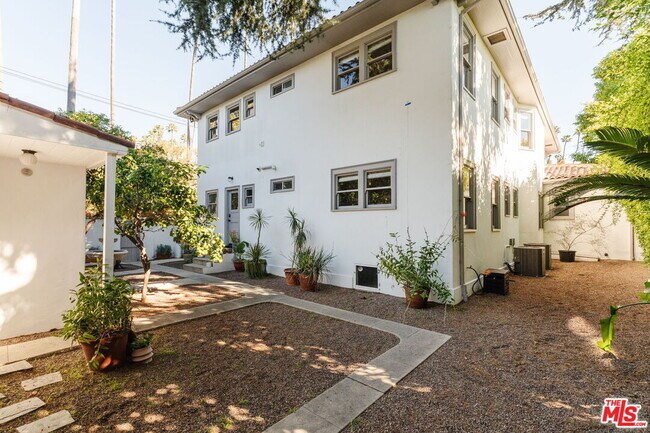 Building Photo - 2027 Canyon Dr