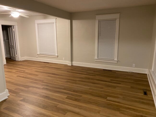 Building Photo - Yellow (417)