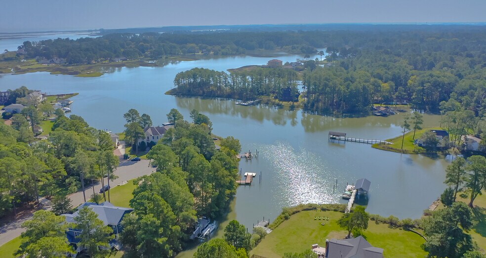 Building Photo - 21 Bayview Dr