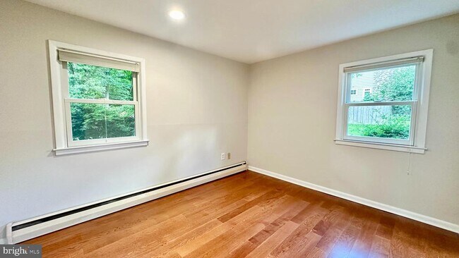 Building Photo - 396 Riverside Dr