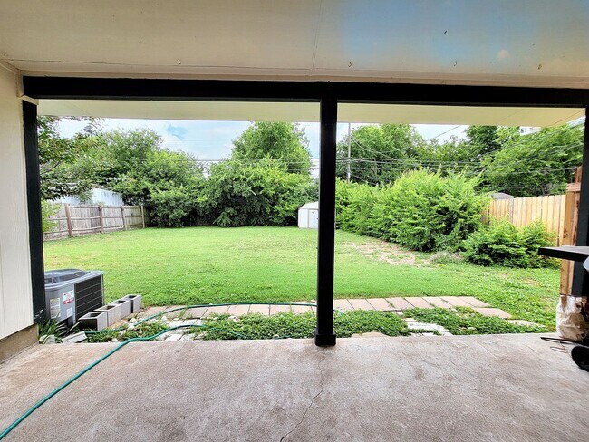 Building Photo - Inviting 3BD/1BA Home with Large Yard and ...