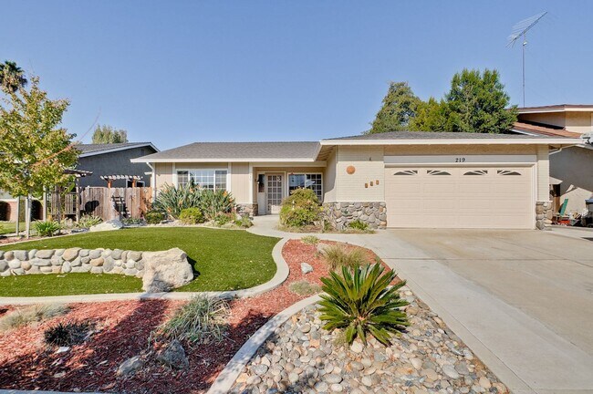 Building Photo - Gorgeous Three Bedroom Two Bathroom in San...