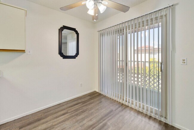 Building Photo - Moon Valley Townhouse at 7th and T-Bird!