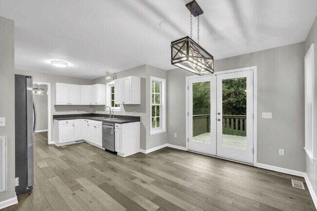 Building Photo - Charming 3BR/3BA Home with Lawn Care Included - Prime Simpsonville Location!