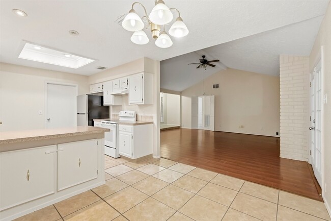 Building Photo - 423 Pickford Dr