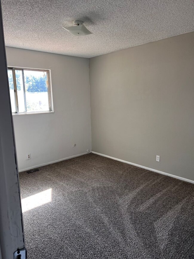 Building Photo - Look & Lease  $500.00 off 1st Month Rent !...