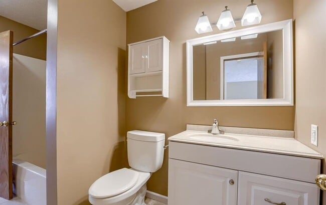 Building Photo - Townhome Available in Bellevue