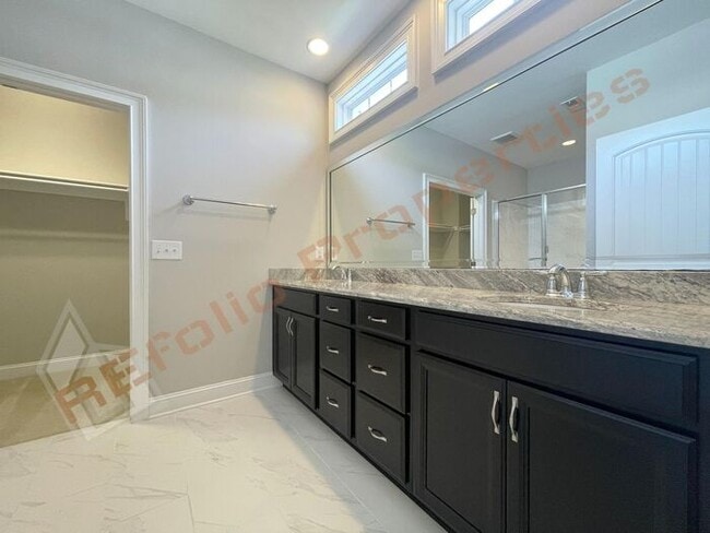Building Photo - Beautiful 3 Bedroom Townhome with 3rd Floo...