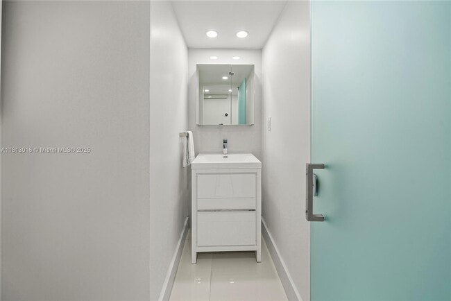 Building Photo - 2555 Collins Ave