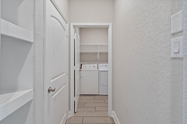 Building Photo - 2811 Ridgecliff Ct