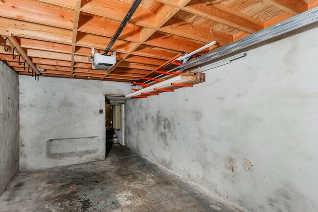 Building Photo - Updated Ravenna 4 Bed / 2 Bath Home