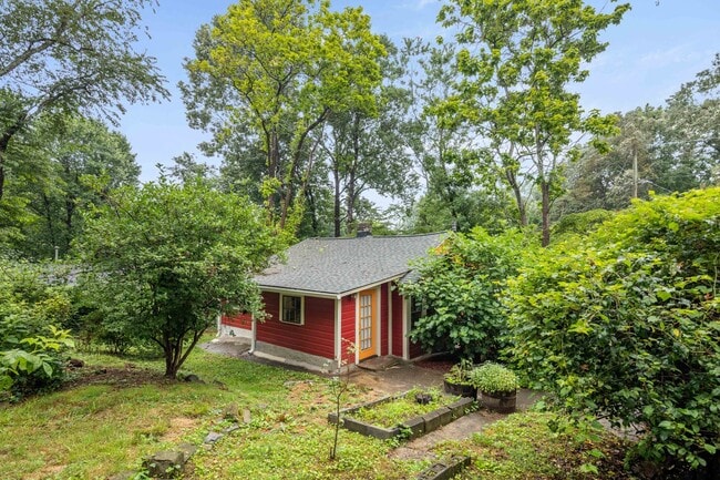 Building Photo - West Asheville Cottage