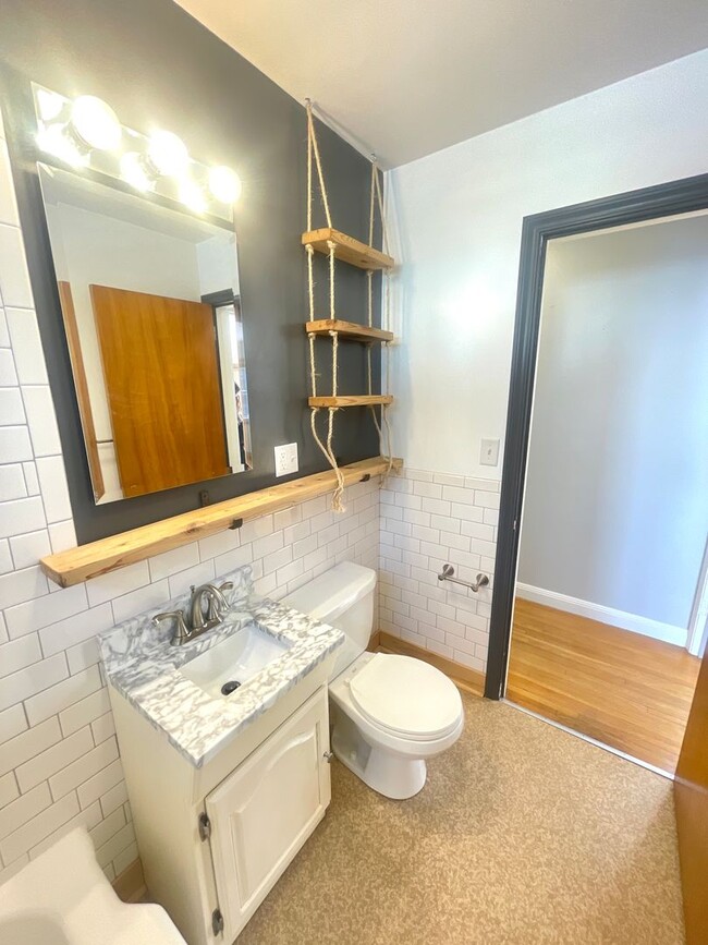 Building Photo - SHORT TERM LEASE TO MAY - 3 Bedroom, 2 Bat...