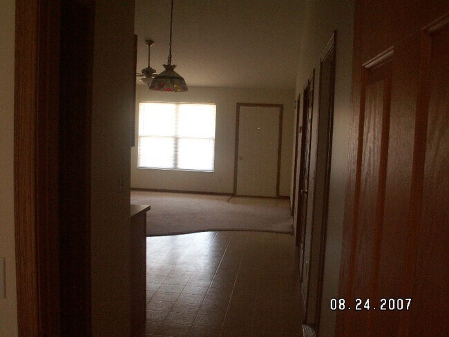 Building Photo - 2356 Meadowpoint Dr