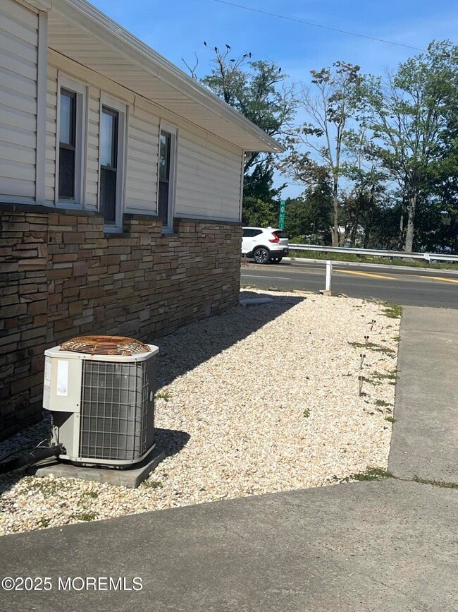 Building Photo - 1727 River Rd