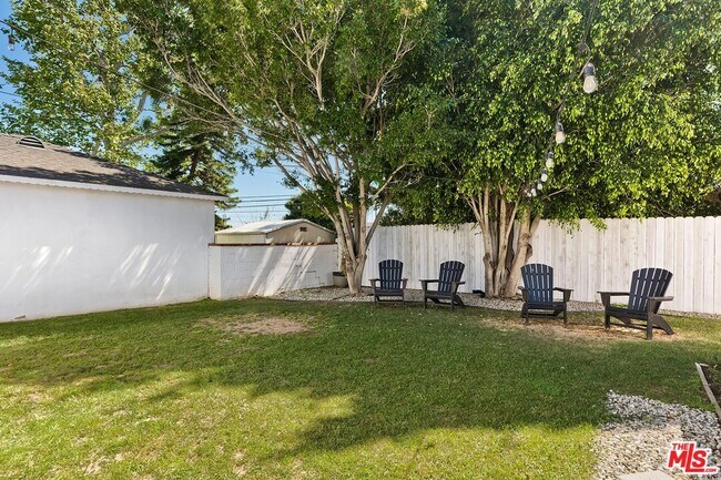 Building Photo - 6700 W 85th Pl