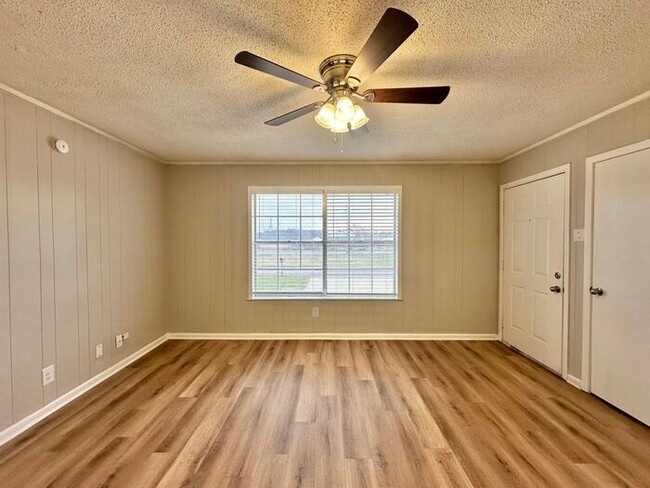 Building Photo - Tour Today! Newly Updated 2 Bedroom 1 Bath...