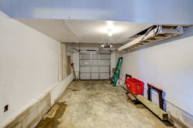 Building Photo - 1618 S Ash Pl