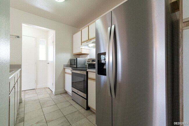 Building Photo - 3 Bed 2 Bath condo in Hillsdale Phase 2