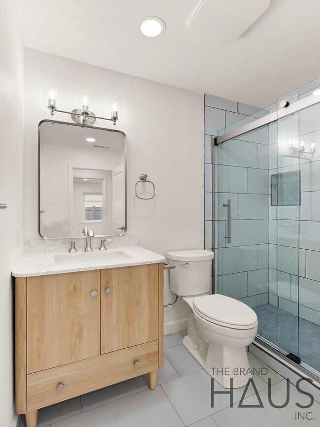 Building Photo - Two Primary Bedrooms, Pool, & Air Conditio...