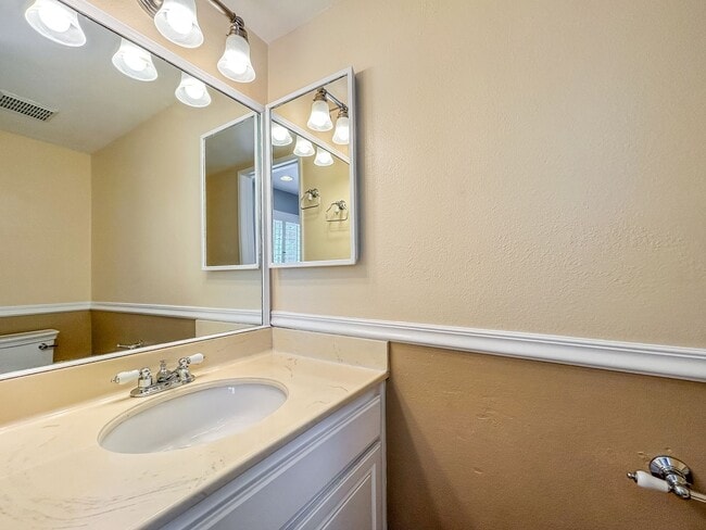 Building Photo - Beautiful 2BD/2.5BA Townhome W/ A/C and Attached Garage in Bay Ho!