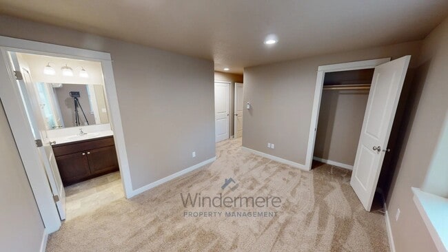 Building Photo - 221 Laurel St