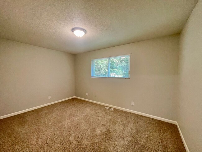 Building Photo - Newly renovated 2 bedroom apartment - Great value in a great location!