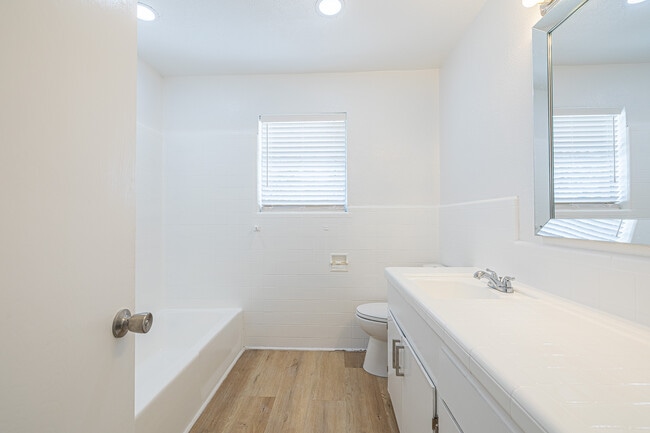 Building Photo - 707 Norwood Ln