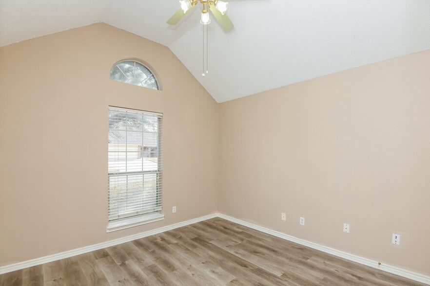 Building Photo - 121 Downwood Dr