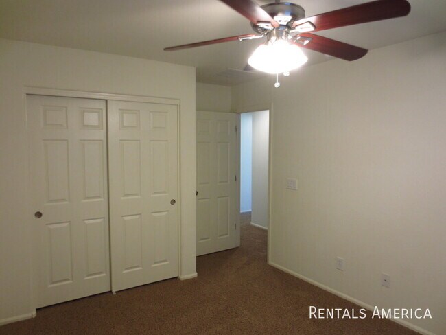 Building Photo - 890 E Doral Ct
