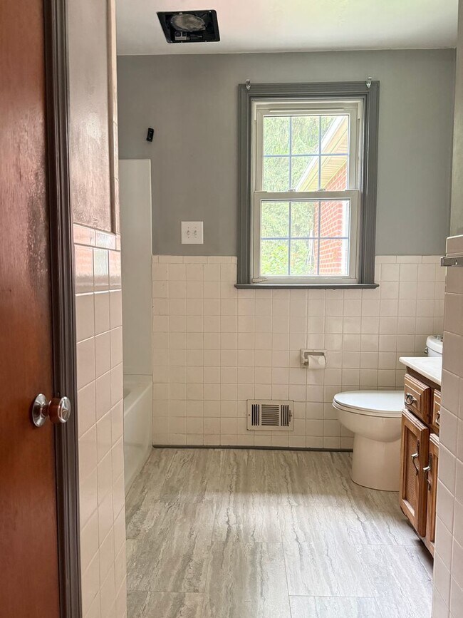 Building Photo - Beautiful 3 Bedroom 1 bathroom Cape Cod with Bonus Room!