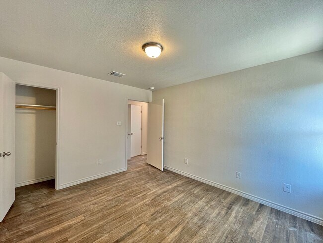 Building Photo - 1712 Clovis Dr