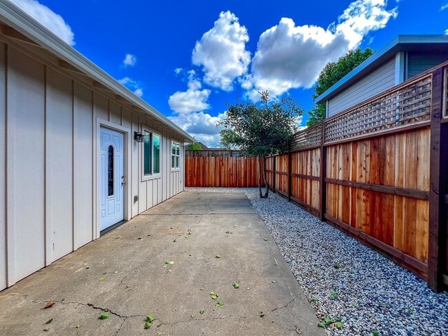 Building Photo - 847 Central Ave