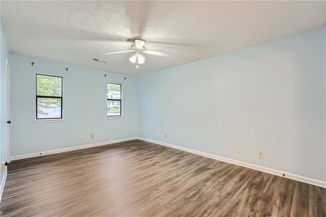 Building Photo - 3020 Woodland Dr NW