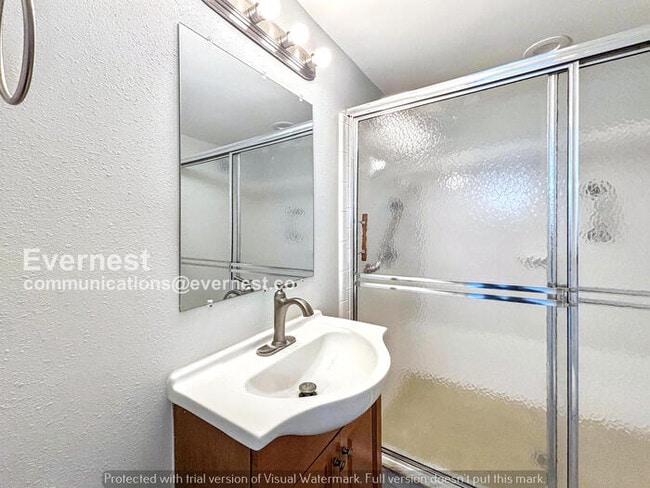 Building Photo - Spacious 4 Bed, 2 Bath Home with Off-Street Parking and Hookups